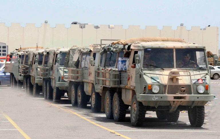شاحنات تابعة لقوات الجيش تحمل المؤن للمخازن الاحتياطية في المحافظات المتأثرة.