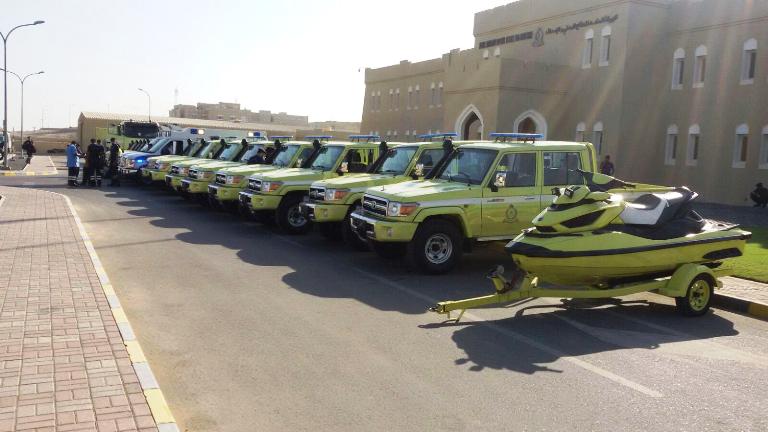 مركبات الدفع الرباعي والدراجات المائية التابعة لشرطة عمان السلطانية والدفاع المدني