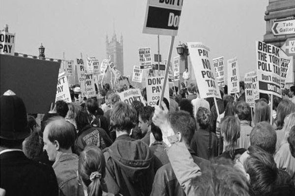 احتجاجات شعبية ضخمة عام 1990 ضد محاولة فرض ثاتشر ضريبة بلدية