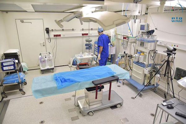يحتوي المستشفى على أجهزة حديثة ويستقبل جميع الحالات