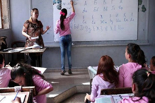 طلاب سوريون يتعلمون اللغة الروسية