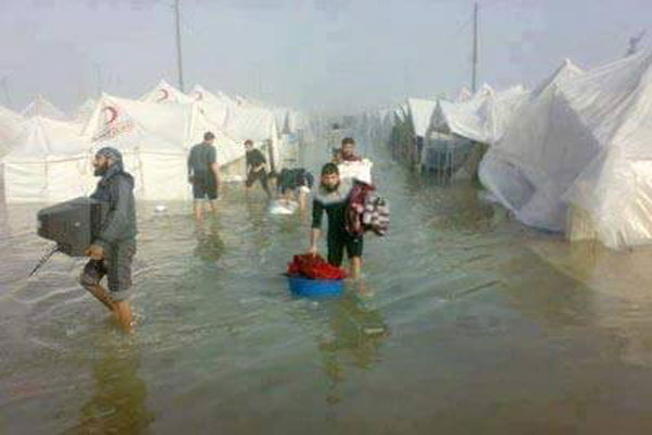 مخيم للنازحين العراقيين وقد غمرته المياه