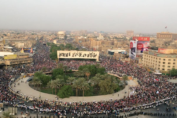 متظاهرو الاحتجاجات العراقية في ساحة التحريرفي وسط بغداد