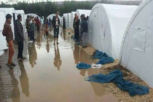 مياه الأمطار تغمر مخيمًا للنازحين العراقيين