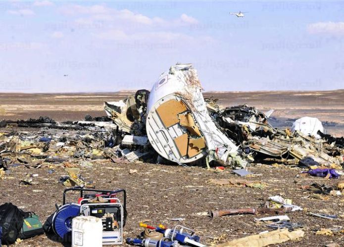 بعض من حُطام الطائرة الروسية المنكوبة في سيناء