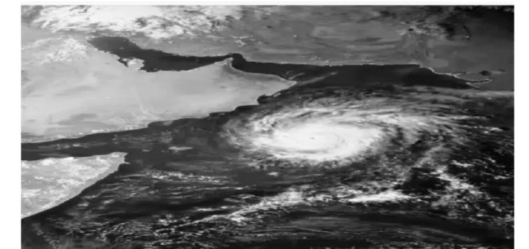 صورة من الأقمار الصناعية تظهر تشكّل إعصار 