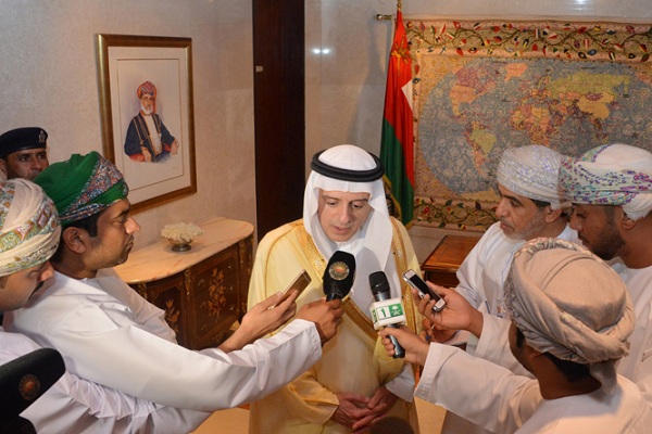 وزير الخارجية السعودي عادل الجبير يتحدث مع الصحافيين في مسقط