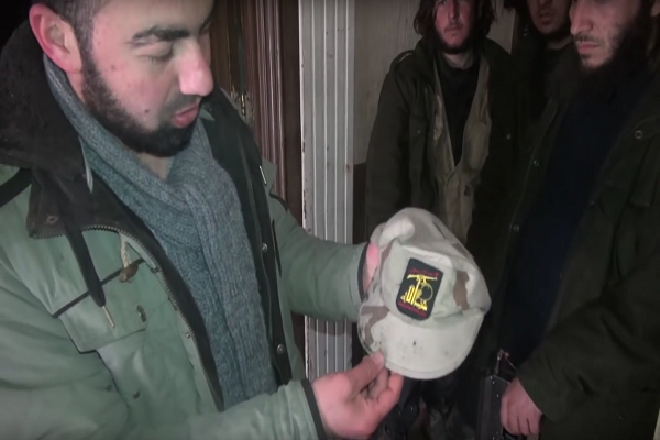 قبعات تحمل شعارات حزب الله تم رصدها على جبهات ريف حلب