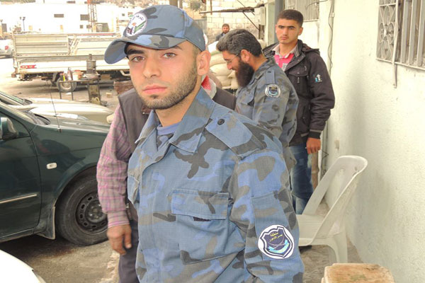 عنصر من الشرطة الحرة في ريف إدلب - عدسة إيلاف