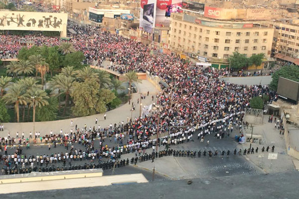 محتجون في وسط بغداد تحيط بهم قوات مكافحة الشغب