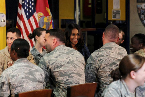 ميشال أوباما مع جنود قاعدة العديد 