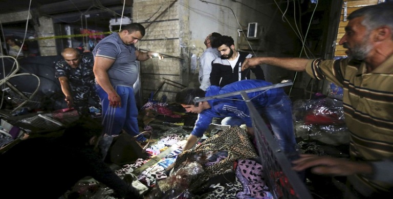 يلملمون ركام التفجيرين