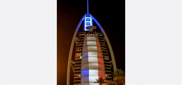 ألوان العلم الفرنسي فوق أبرز وأشهر المباني في الإمارات