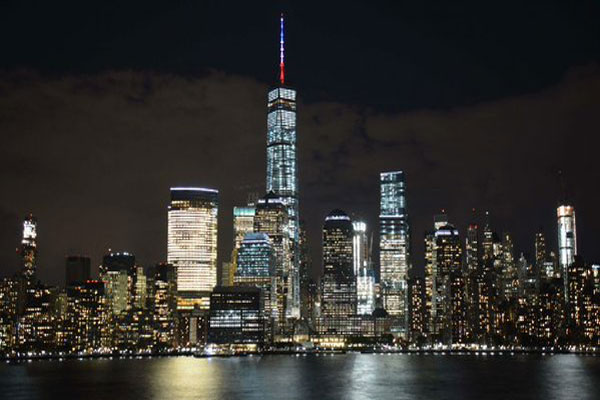 برج التجارة العالمي في نيويورك بألوان العلم الفرنسي