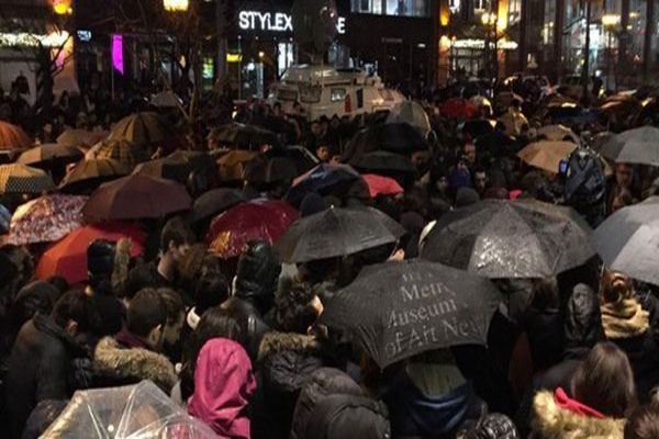 متضامنون في مونتريال تحت المطر مع ضحايا هجمات فرنسا