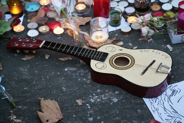 حزن وإضاءة شموع في باريس عن ارواح الضحايا