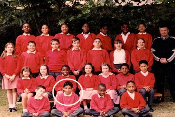 اموازي بين زملائه في صغره 