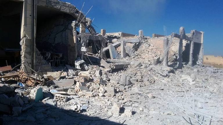 صاروخ بالستي سقط على مدرسة في ريف إدلب وأدى لتدميرها - عدسة 