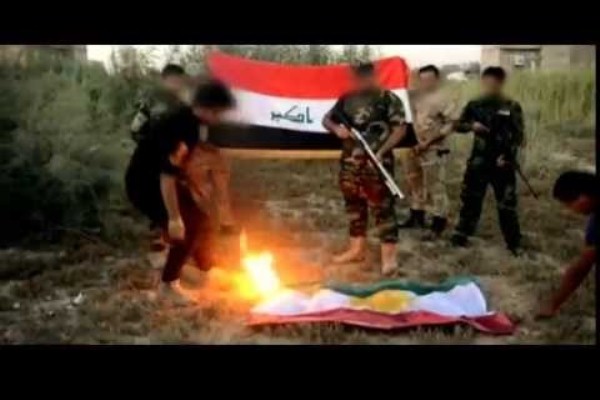 عراقيون يحرقون علم إقليم كردستان