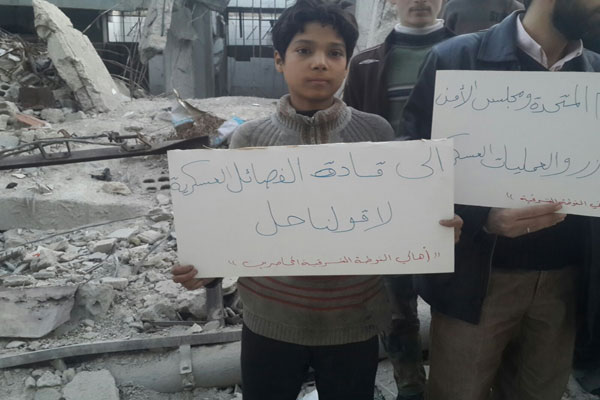 طفل من الغوطة يطالب فصائل المعارضة العسكرية بحل 