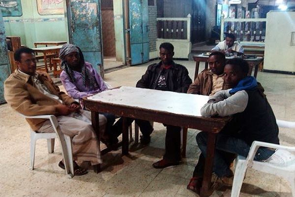 الزميل جمال الشنتير مع مجموعة من الافريقيين في اليمن
