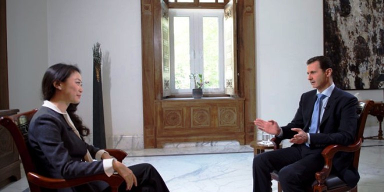 الأسد متحدثا إلى مراسلة التلفزيون الصيني - صورة لـ