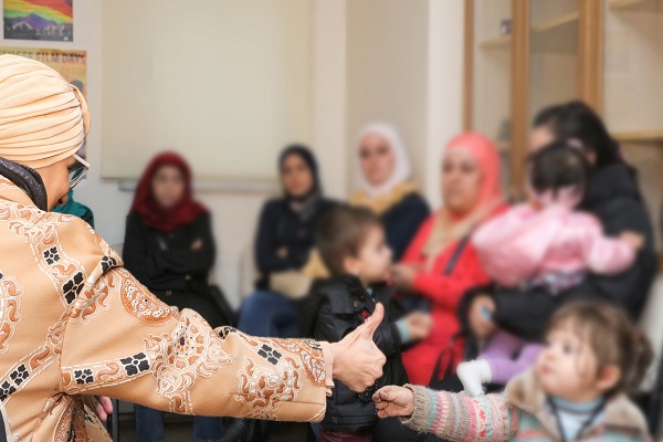 القاسمي توجه التحية لطفلة سورية لاجئة