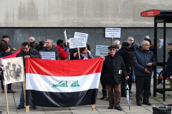 وقفة احتجاج ضد معتقلي الاحتجاجات العراقية أمام مقر سفارة بلادهم في لندن