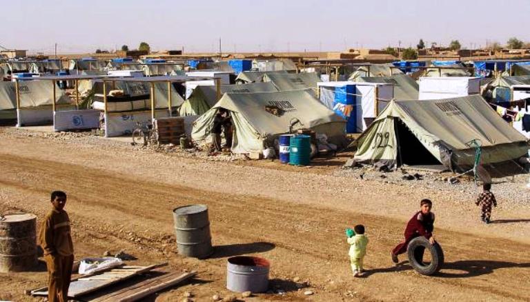 نازحون عراقيون في احد مخيماتهم