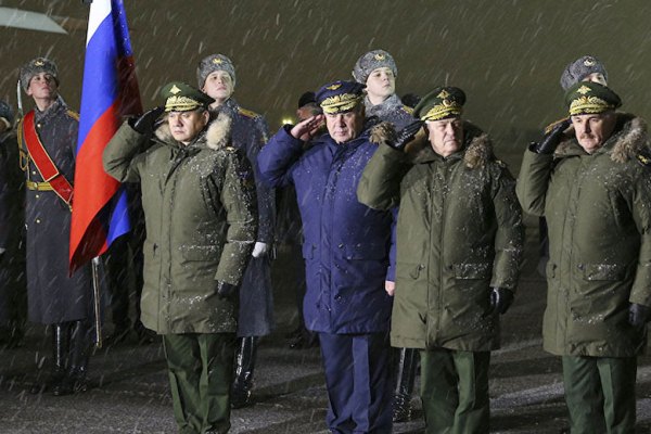 الجنرالات الروس في استقبال جثمان طيار السوخوي 