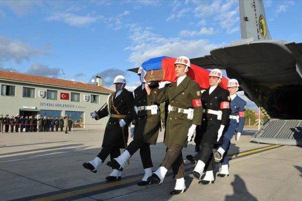مراسم تركية عسكرية بوداع جثمان قائد الطائرة الروسية