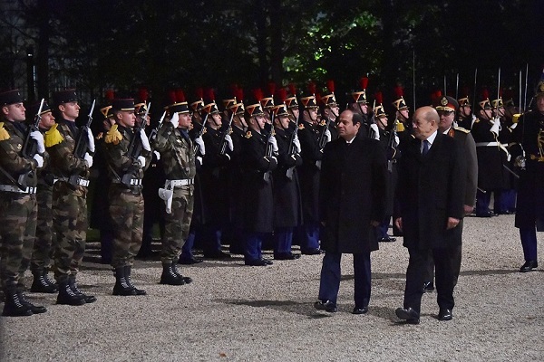 مراسم استقبال السيسي بوزارة الدفاع الفرنسية