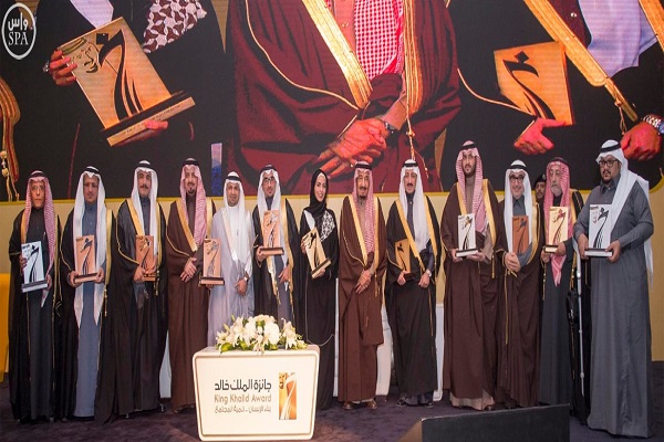 الملك سلمان في لقطة تذكارية مع الفائزين