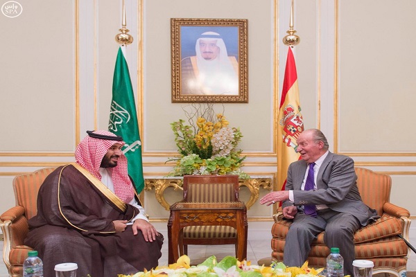 جانب من لقاء الأمير محمد بن سلمان مع ملك إسبانيا السابق
