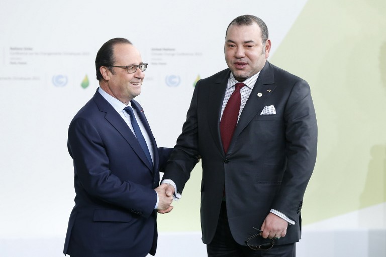 عاهل المغرب مع الرئيس الفرنسي خلال الجلسة الافتتاحية لمؤتمر المناخ المنعقد في باريس