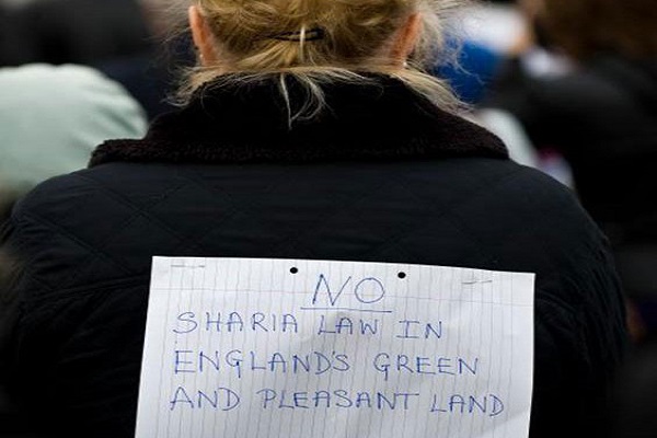 لافتة على ظهر فتاة: محظور تطبيق الشريعة في بريطانيا 
