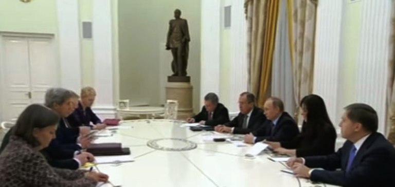 بوتين خلال محادثاته مع كيري 