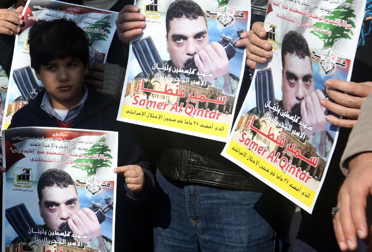 فلسطينيون يرفعون صور سمير القنطار بعد الاعلان عن مقتله في دمشق