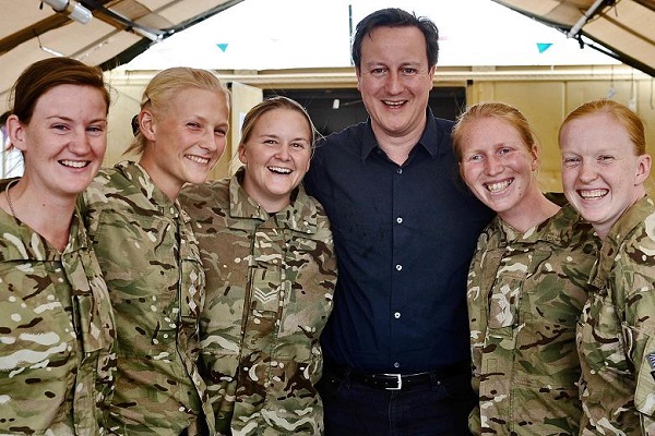 كاميرون بين مجندات في الجيش