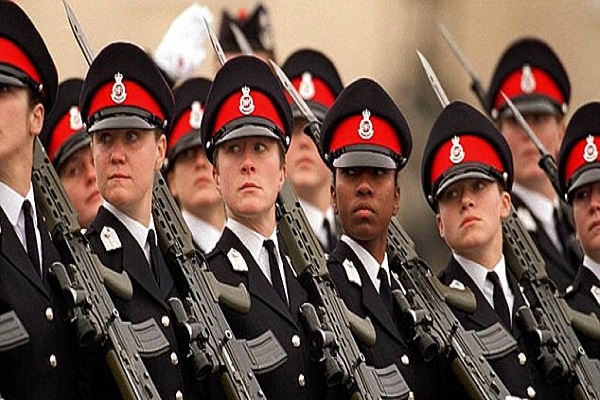 ضابطات خريجات من ساندهيرست 