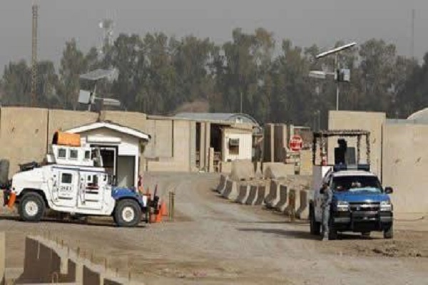 مخيم ليبرتي محاطا بعجلات عسكرية عراقية
