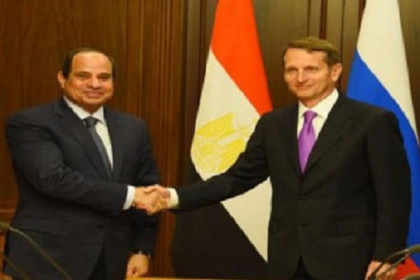 الرئيس المصري مستقبلا المبعوث الروسي