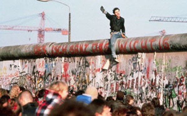 سقوط جدار برلين الذي وحد الألمانيتين