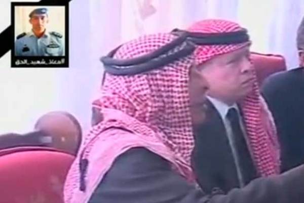 عبدالله الثاني في بيت عزاء الطيار الكساسبة 