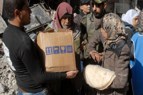 مساعدات غذائية ضرورية توزع على السوريين