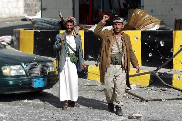 مقاتلان حوثيان امام مبنى قريب من المقر الرئاسي
