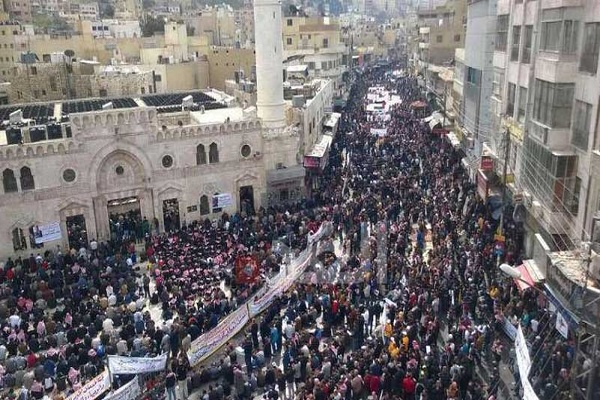 المسيرة الشعبية امام المسجد الحسيني 
