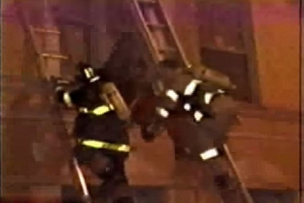 رجال الدفاع المدني يحاولون إطفاء حريق شب في فندق قضت فيه باميلا (لوك في حياته السابقة)