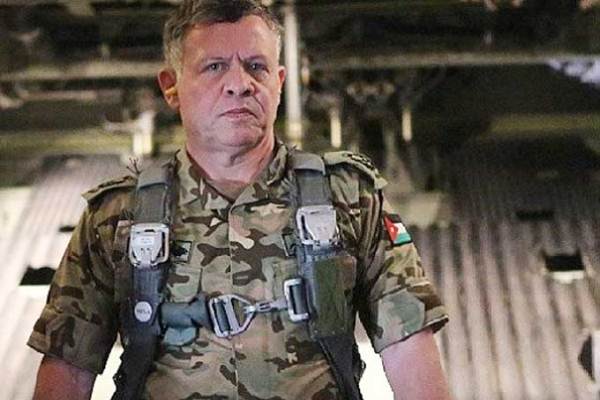 العاهل الأردني جندي وطيار محترف بلباس الميدان العسكري