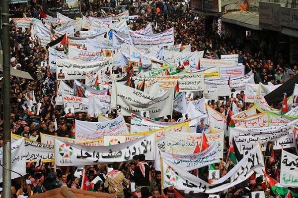 آلاف الأردنيين في المسيرة الضخمة